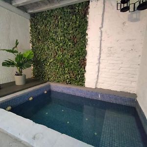 Pequeño Apartamento con Mini Piscina (Temperatura ambiente)